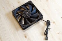 Schwarzer Lüfter auf einem Holztisch