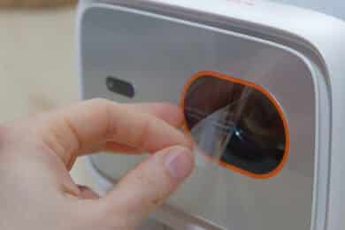 Schutzfolie auf Beamer Objektiv