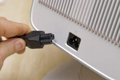 C5 Kaltgerätekabel Stecker auf der Rückseite des Lenovo 100P