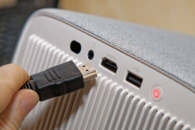 HDMI Kabel und Anschlüsse auf der Rückseite des Lenovo 100P