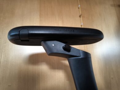 Armlehnen um 360° drehbar und nach oben klappbar