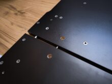 Die Tischplatte besteht aus mehreren Teilen.