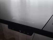 Unter dem gehärteten Glas befindet sich der Schriftzug des Herstellers.