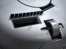 Die Einlässe dienen dem Absaugen von Schmutzpartikeln.