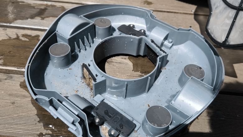 Etwaiger Schmutz landet im Rumpf des Pleco SE.