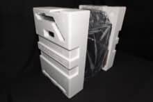 Das entnommene Gehäuse mit Styroporverpackung