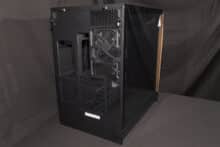 Ein 120mm Gehäuselüfter und viele große Lüftungsöffnungen befinden sich auf der Rückseite