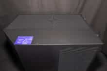 Die Oberseite des Gehäuses ist mit einer luftdurchlässigen Metallwand verdeckt