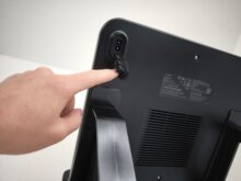 Am oberen Ende des Ladedocks befindet sich der Netzanschluss.