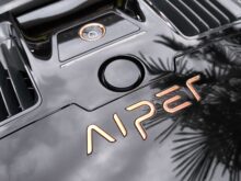 Vergoldeter AIPER-Schriftzug