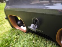 Netzanschluss hinter Gummi-Abdeckung