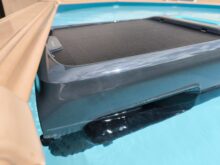 Selbst bei Rotation sind kleinere Aufpraller bei der Eckenreinigung unvermeidlich.