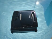 Nach der Arbeit schwebt der Poolroboter auf dem Wasser.