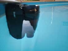 Die Walzenbürsten ragen aus dem Wasser heraus.