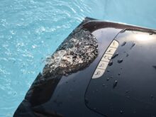 Bei der Reinigung sprudelt das Wasser gezielt von hinten heraus.