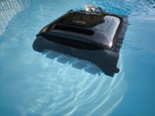 Die Fortbewegung erfolgt mithilfe eines Wasserstrahlantriebs.