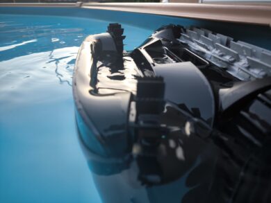 Die Walzenbürsten ragen aus dem Wasser heraus.