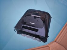 Nach der Arbeit schwebt der Poolroboter auf dem Wasser.