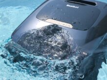 Die Fortbewegung erfolgt mithilfe eines Wasserstrahlantriebs.