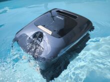 Bei der Reinigung sprudelt das Wasser gezielt von hinten heraus.