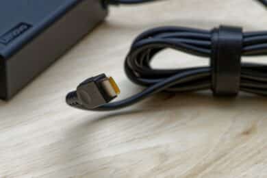 USB-C-Stecker an einem Netzteil