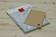 Laptoptasche und brauner Briefumschlag