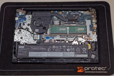 Lenovo Thinkpad E16 G2 von unten ohne Abdeckung