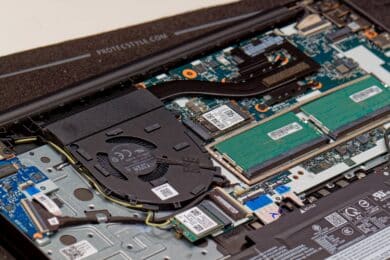 Zwei belegte RAM-Slots und Lüfter im Lenovo Thinkpad E16 G2