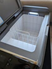 Blick von oben in die geöffnete EcoFlow Glacier Classic 35L mit Drahtkorb