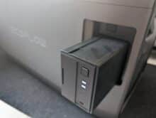 EcoFlow Zusatzakku wird in das seitliche Fach eingeschoben