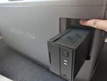 Finger drückt Entriegelung zum Herausnehmen des EcoFlow Akkus