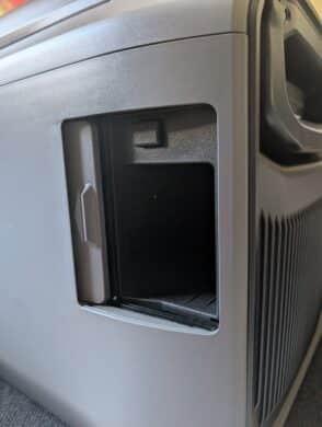 Geöffnetes Akkufach der EcoFlow Glacier Classic 35L ohne eingesetzten Akku