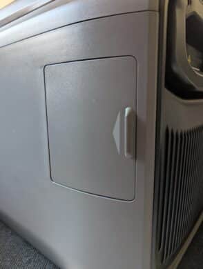 Seitliches Akkufach der EcoFlow Glacier Classic 35L mit geschlossenem Deckel