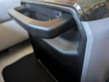 Ausklappbarer Tragegriff der EcoFlow Glacier Classic 35L im Detail