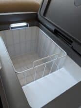 Innenraum der EcoFlow Glacier Classic 35L mit leerem Drahtkorb und LED-Beleuchtung