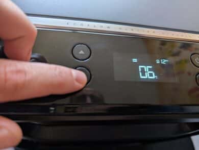 Finger tippt auf Taste neben Display mit 5 Grad im Max-Modus