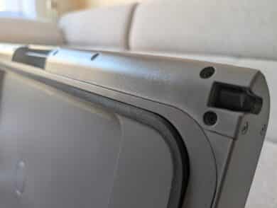 Verschlusssystem der Kühlbox mit Plastikgreifer und Hebelöffner im Detail