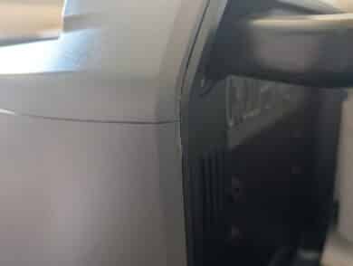 Detailaufnahme einer unsauberen Materialkante mit ausgefranstem, ungleichmäßigem Spalt