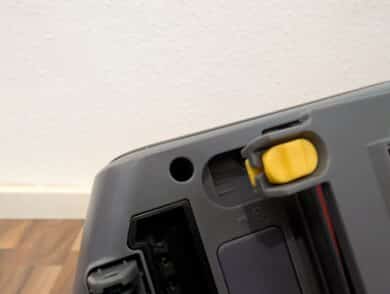 Gelber Hebel zum Entriegeln der Bürstenwalze an der Unterseite