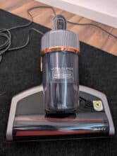 Jimmy BX7 Pro Max in Frontalansicht mit Staubbehälter und Bedienelement am Griff.