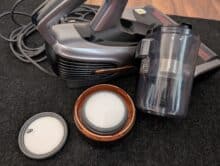 Geöffneter Jimmy BX7 Pro Max mit entnommenem Staubbehälter und zwei Filtern