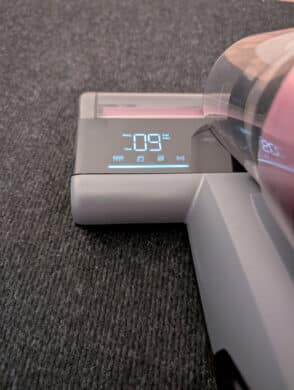 LED-Display des Jimmy BX8 mit aktivem Strong-Modus, Staubindex 09 und Symbolen