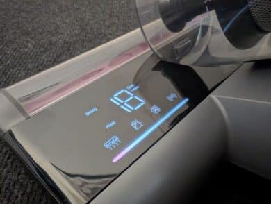 LED-Display des Jimmy BX8 im Strong-Modus mit aktivierter Klopffunktion, UV-Licht, Heißluft und Ionenfunktion