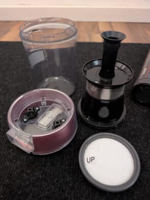 Auseinandergebautes Filtersystem des Jimmy BX8