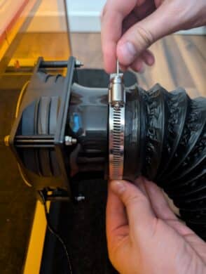 Die Absaugung wird mit einer Schlauchschelle befestigt – simpel und stabil.