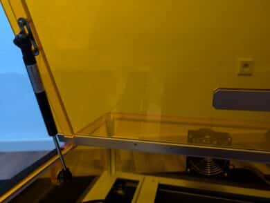 Gasdruckfeder des TOOCAA L2 an der geöffneten Acrylklappe – sorgt für sanftes Öffnen und Schließen