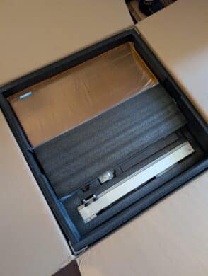 Toocaa L2 20W Lasergravierer – erste Schicht der Verpackung mit orangefarbenem Acrylglas und Schaumstoffpolsterung