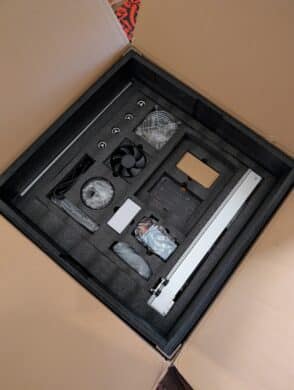 Toocaa L2 20W – untere Verpackungslage mit Lüfter, Netzteil, Schraubenset und vormontierter Achse.