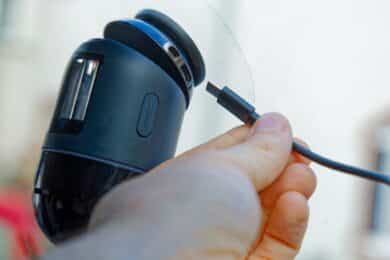 Kabel wird an Dash Cam angeschlossen.