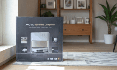 Verpackung des MOVA V50 Ultra Complete Saug- und Wischroboters auf Teppich im Wohnzimmer